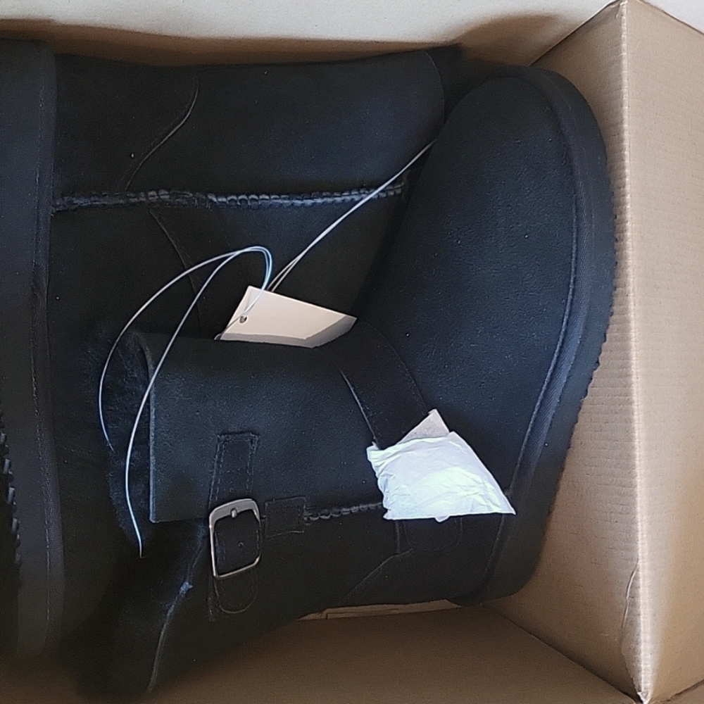 Kirkland Signature Shearling Buckle Boot in Black, size US W6